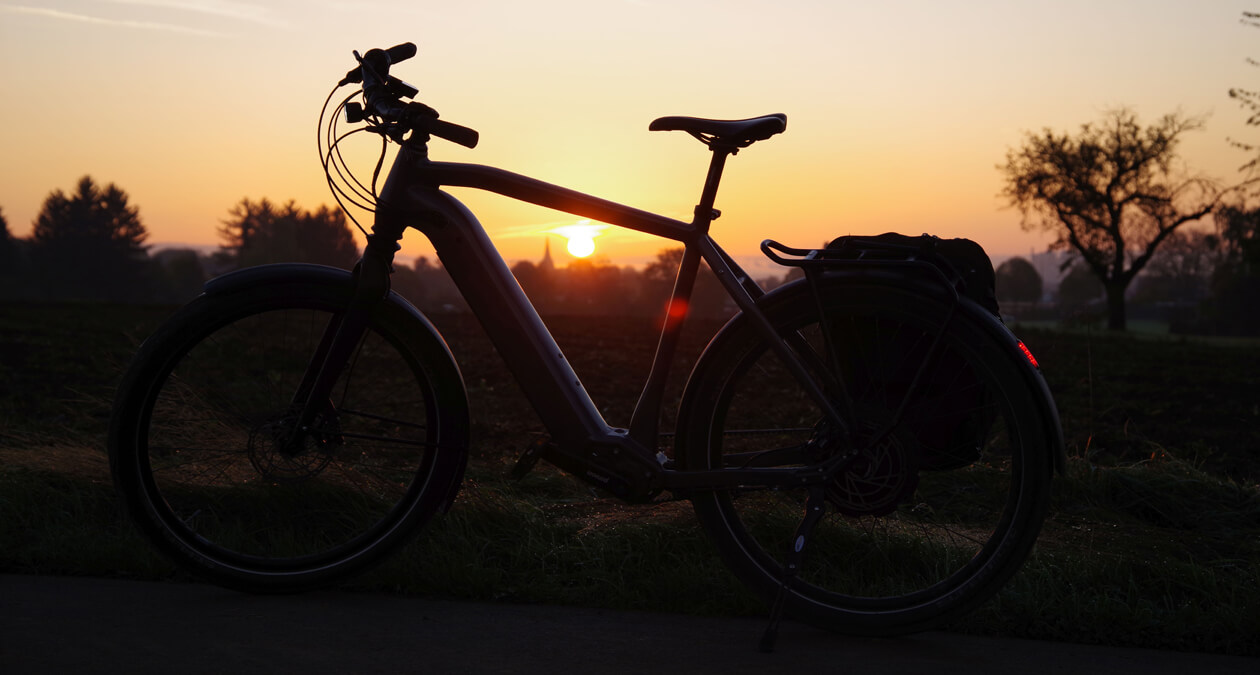 Sonnenuntergang mit Camden E-Bike von Tout Terrain