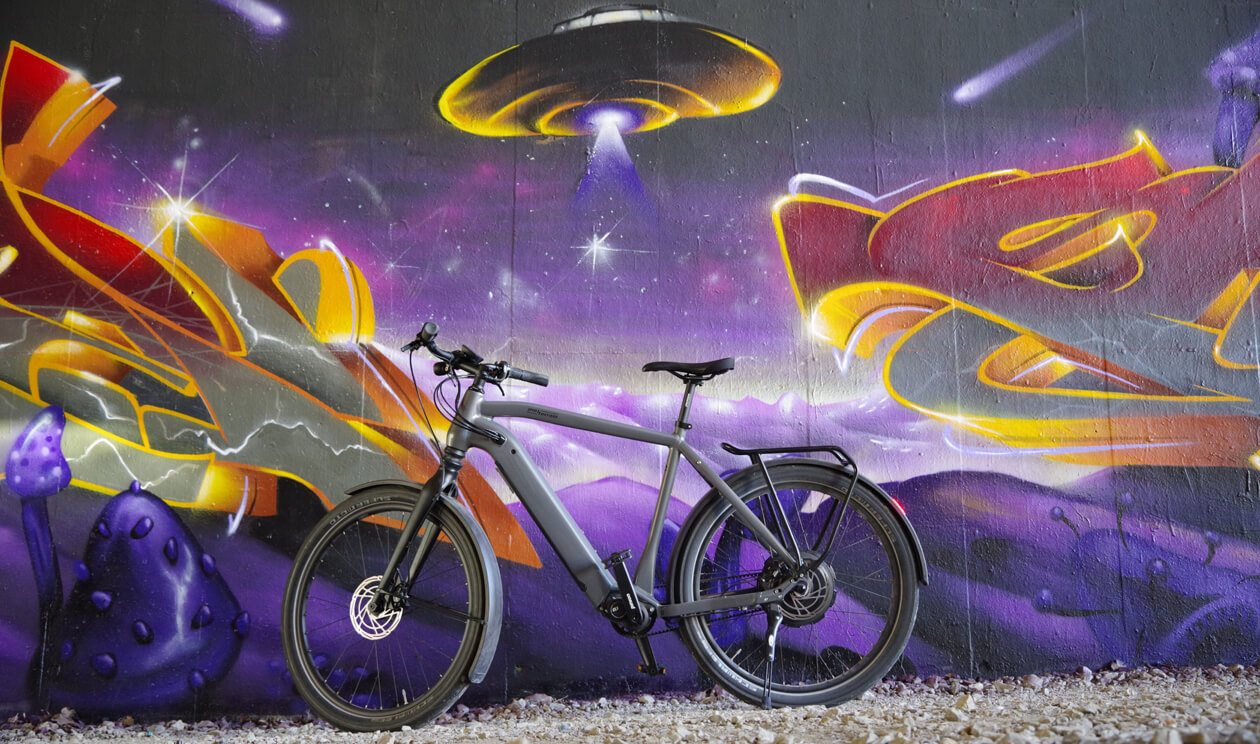 Camden E-Bike vor Graffitikunst